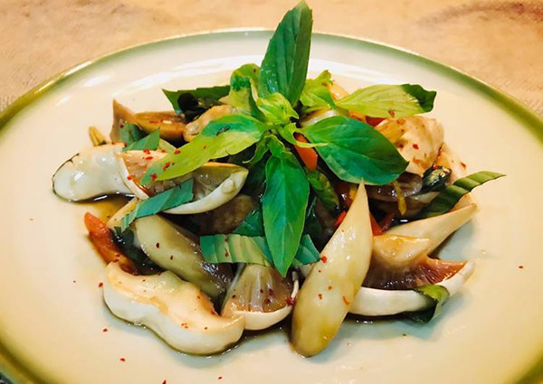 cach-che-bien-nam-dui-ga-xao-hung-que