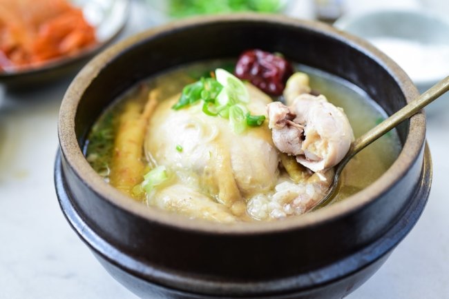 huong-dan-nau-mon-sup-ga-nhan-sam-han-quoc- Samgyetang