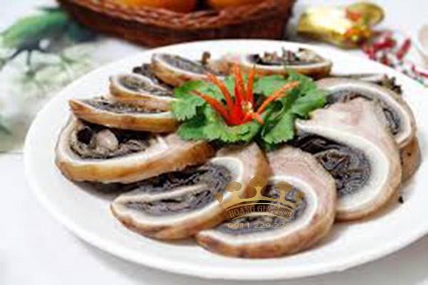 nam-moc-nhi-cuon-tai-heo